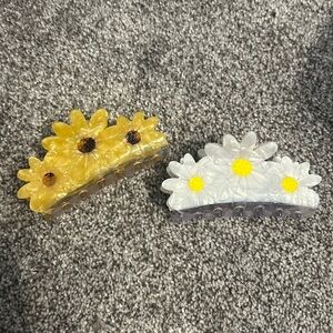 Flower Clawclips (both included)